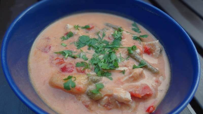 Rozgrzewająca potrawka tajska – czerwone curry bez curry